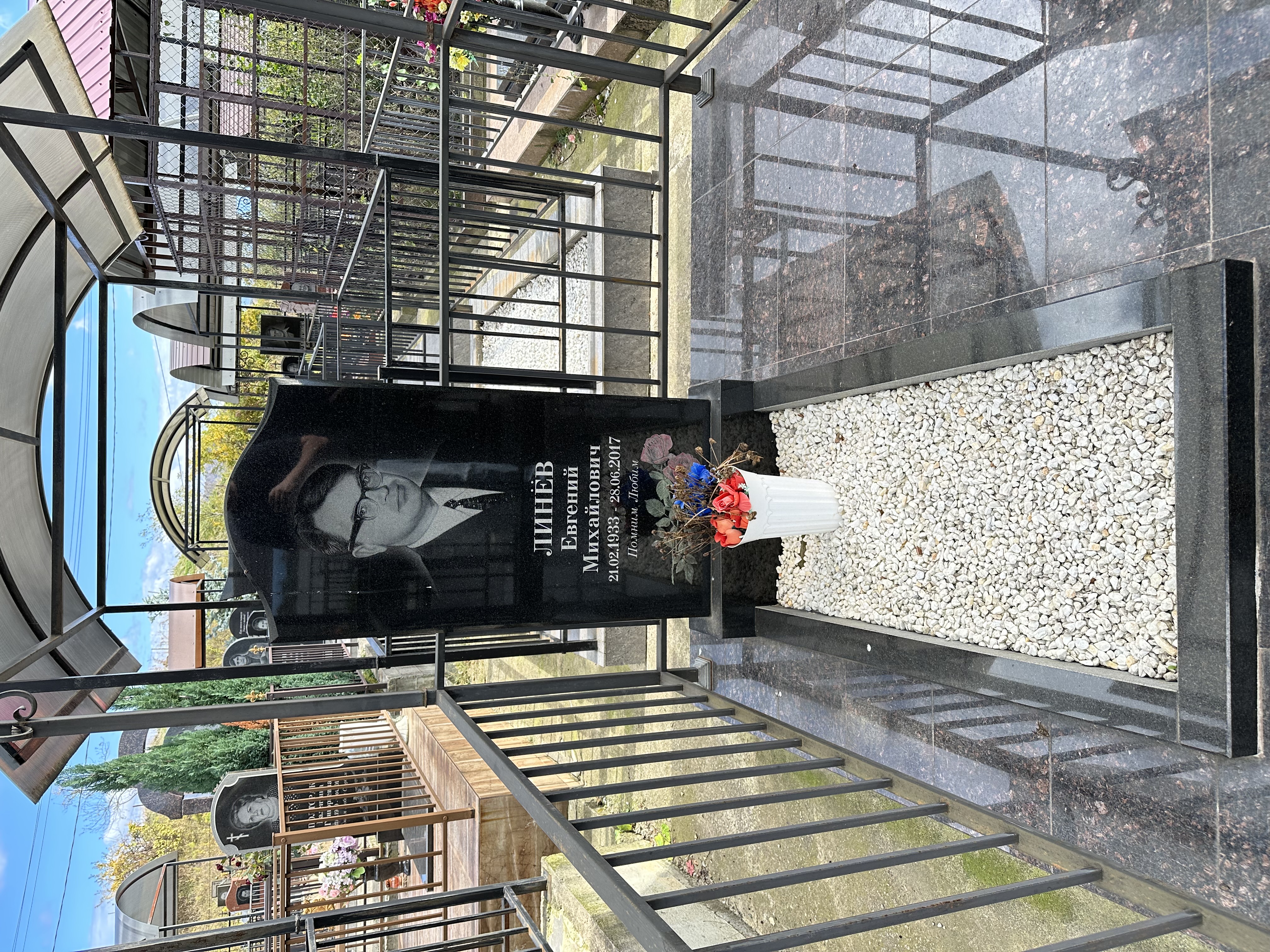 Памятник формы "Плечи". Размер 120х60. Материал гранит "Украина".