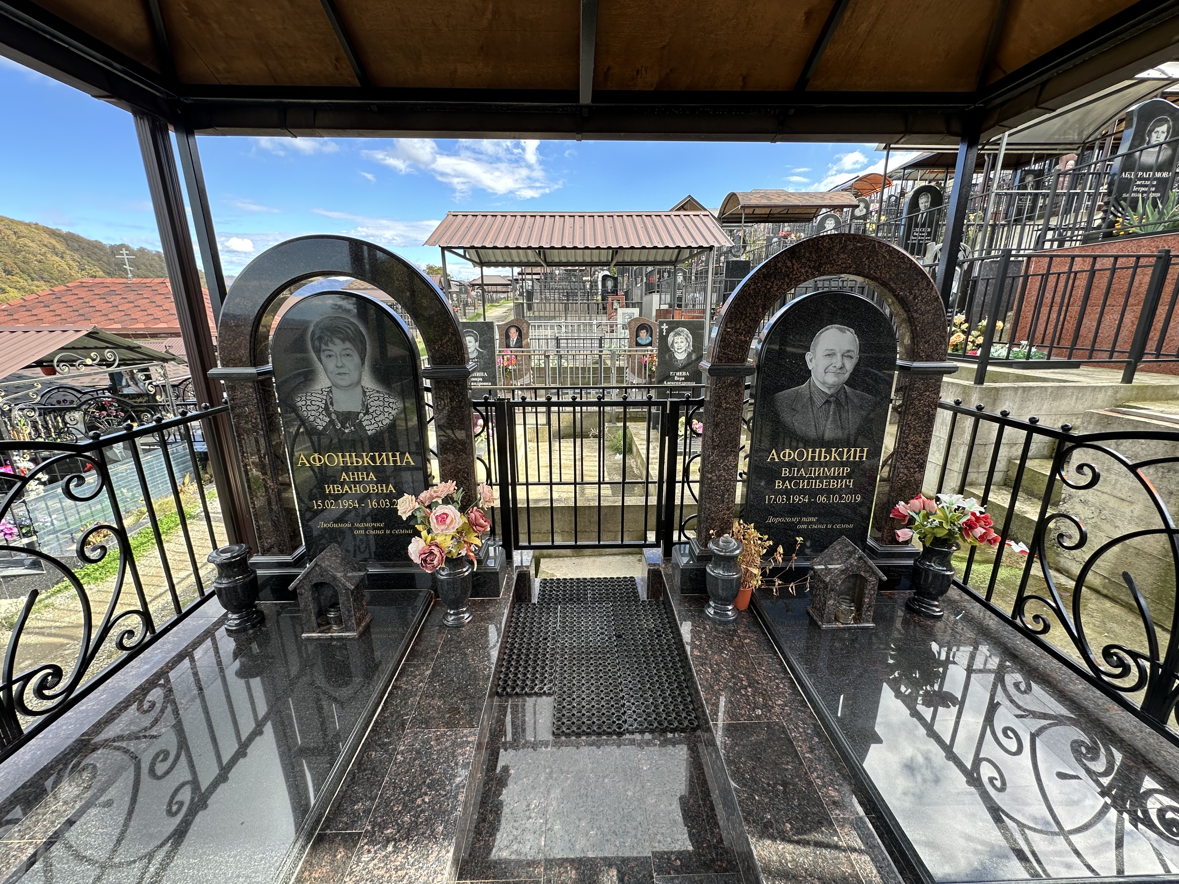 Памятники формы "Комплекс Арка Евро". Материал комплекса гранит.